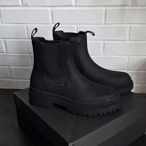 Black Women's Chelsea Boots